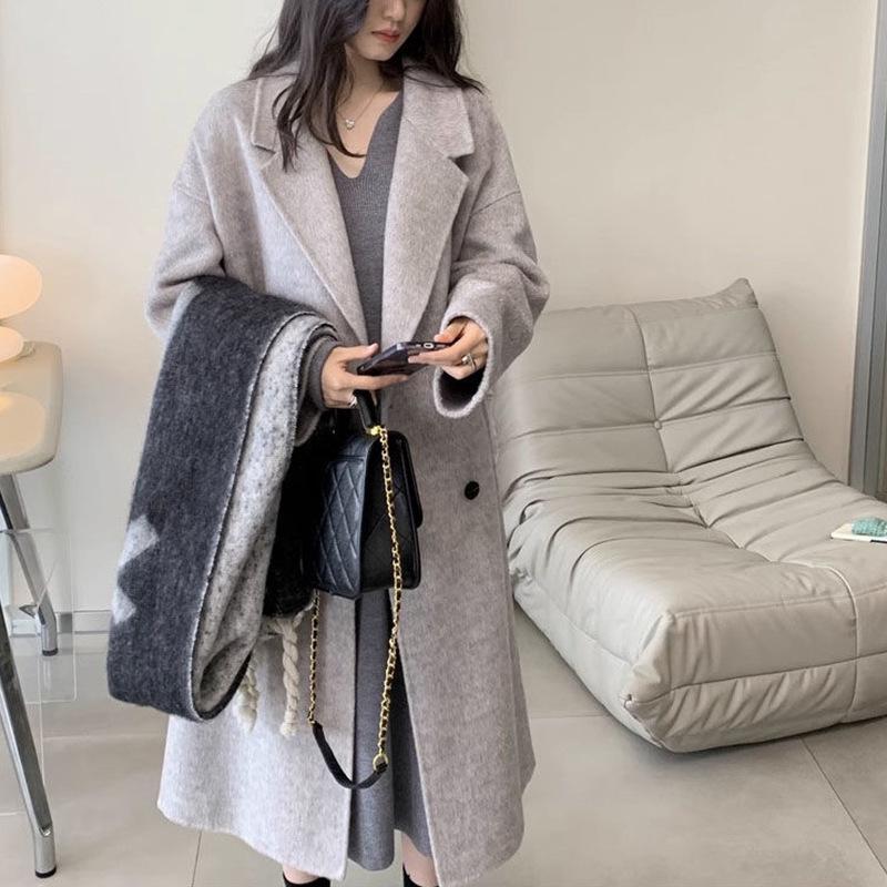 Damen High-End Strickkleid mit V-Ausschnitt und figurschmeichelndem Midilängen-Design für Herbst/Winter.