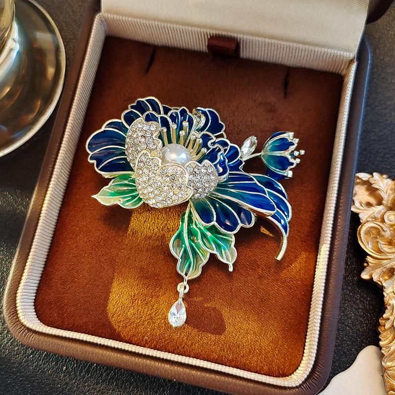 Vintage Peony Pearl Fan Brooch: Elegant Retro Flower Pin for Women’s Suits