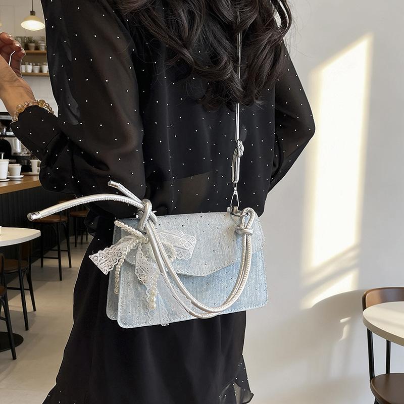 The Commuter Trend Is for Simple, Single-shoulder Crossbody Small Bag