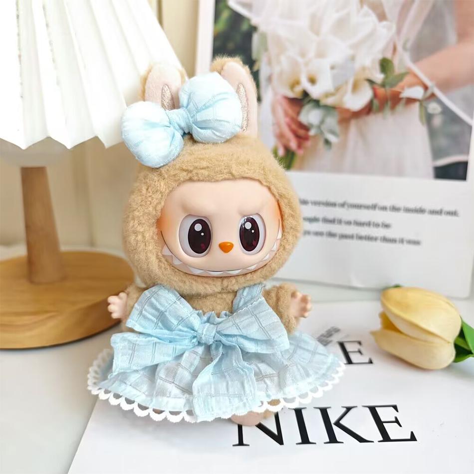 Für die Party wählt die Puppe süße Bonbonkleider in frischen Farben und Strohhüte im Landhausstil.