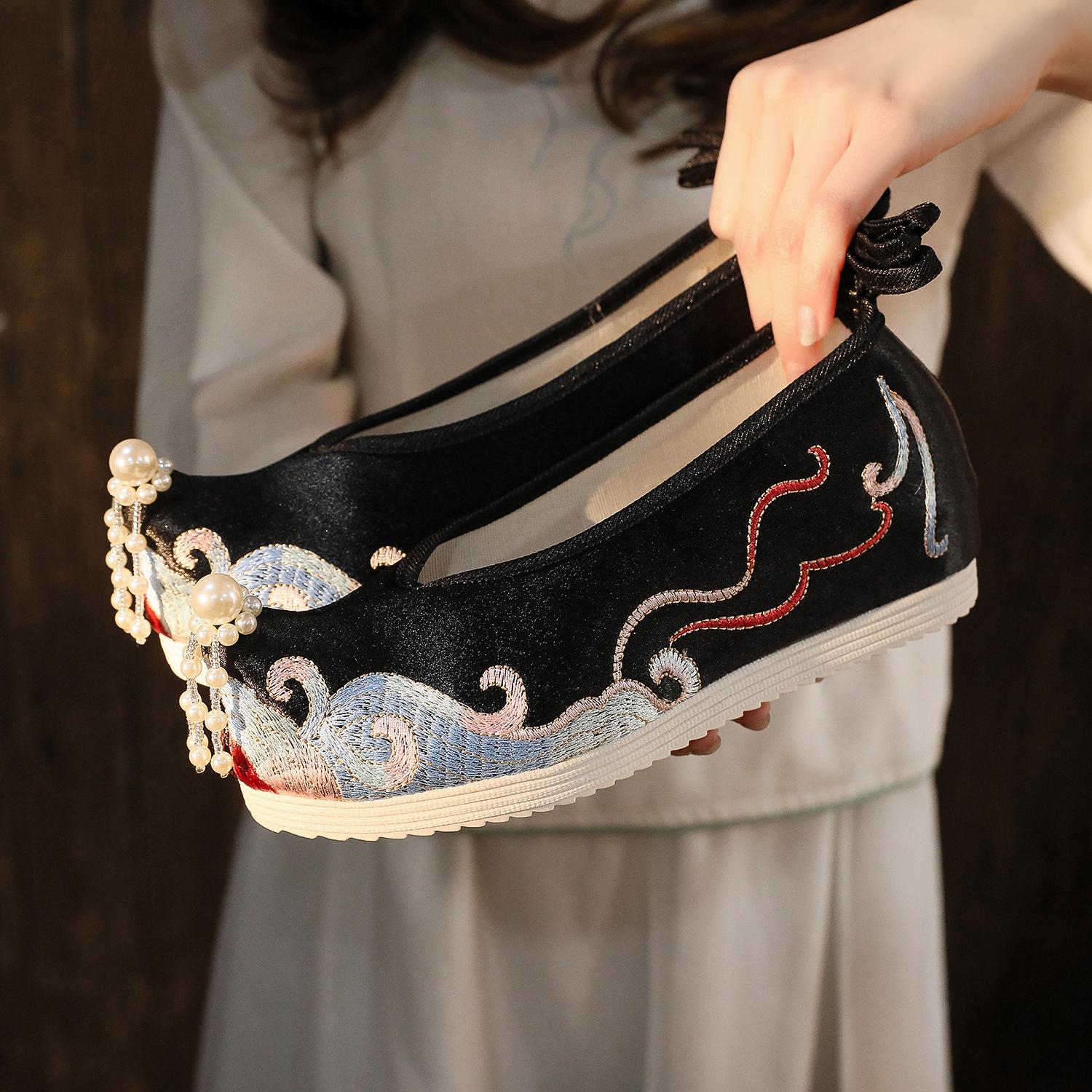 

Весной и осенью внутренняя высота обуви ханьфу и женской старинной вышитой обуви увеличивалась. 38