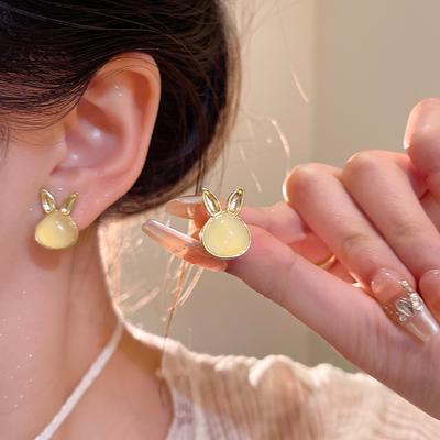 Xiaohongshu süße Kaninchen kleine Ohrstecker Damen kleiner Temperament Internet-Promi Ohrringe Design-Sinn Retro-Ohrringe