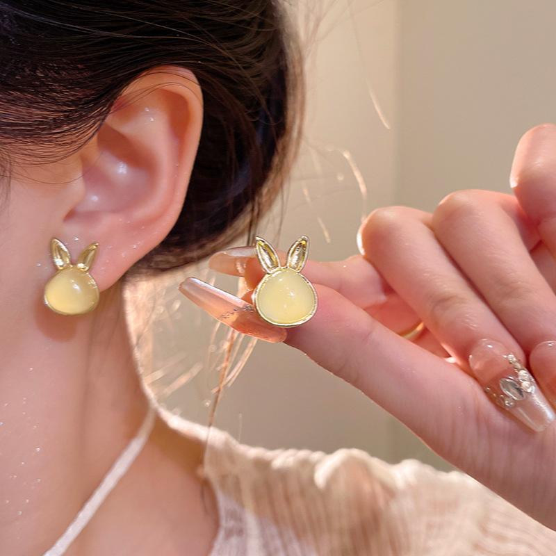 Popular Cute Rabbit Stud Earrings Female Simple Small Temperament Internet Celebrity Earrings Design Sense Retro Earrings