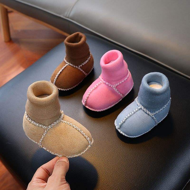 Imitationsfell integrierte Babyschuhe und Socken Neugeborenes Baby warm Herbst und Winter weich besohlte Socken Schuhe 0-3-6-12 Monate