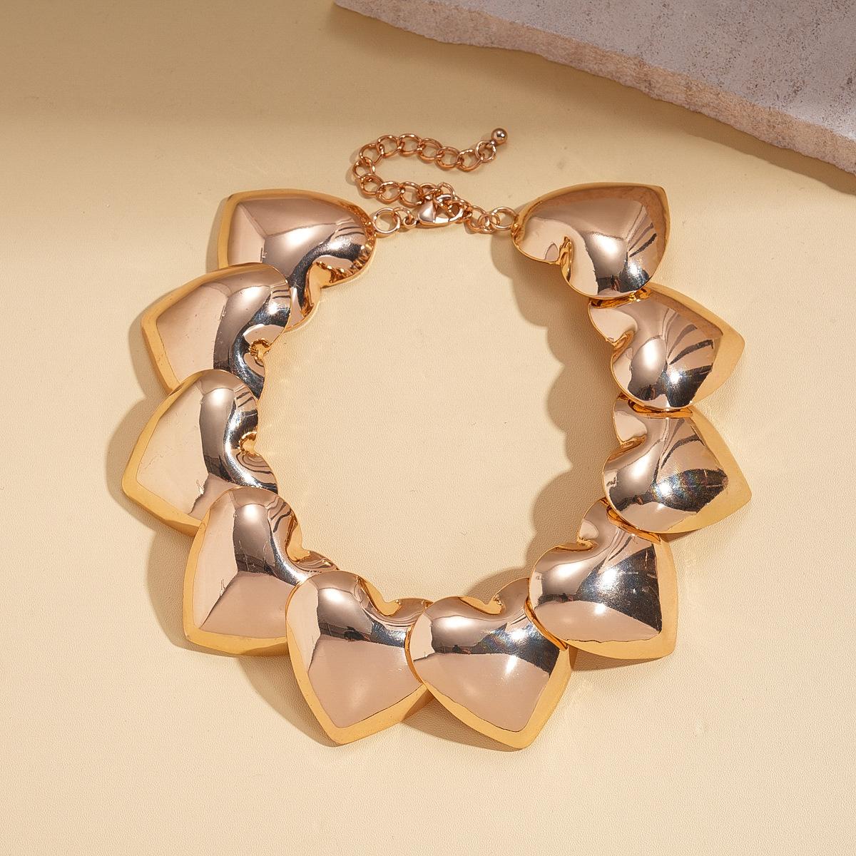 Преувеличенная металлическая блестящая цепочка на шею с сердцем, персонализированная модная цепочка на ключицу, нишевое ожерелье