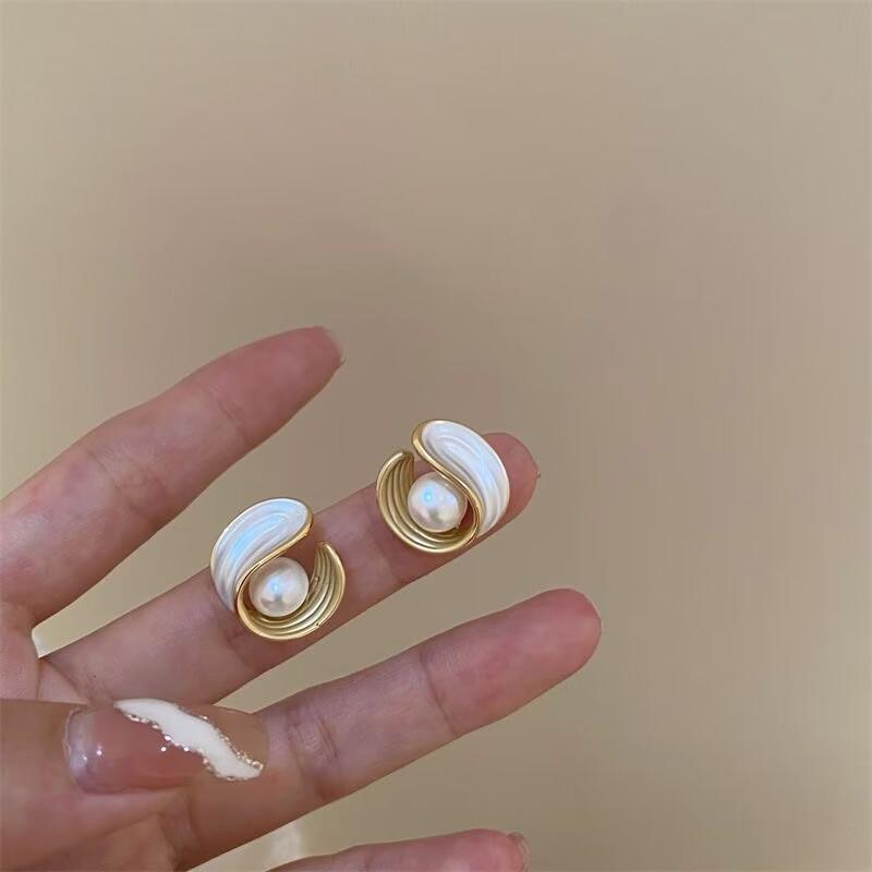 White pearlescent high-end French enamel pearl earrings, exquisite and simple temperament niche design stud earrings
