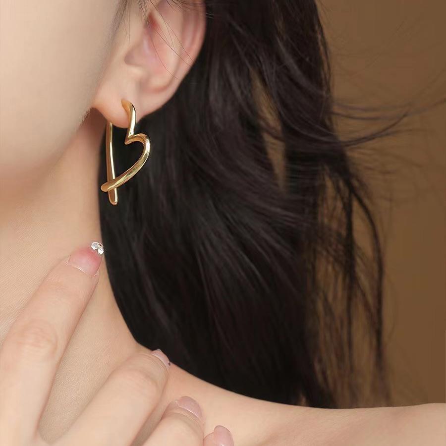 Gold Plated Heart Earrings: Cold Style Niche Design, No Piercing Ear Clips, Simple Mosquito Coil Ear Hoops for Women