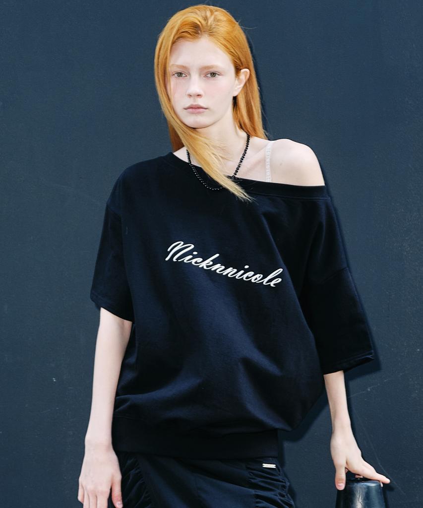 Nigaennikol Off Shoulder Lettering Sweat Top_Black