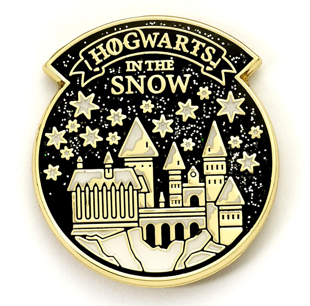 Harry Potter Hogwarts In The Snow Christmas Card with Hogwarts In the Snow Pin Badge (Pack of 6)