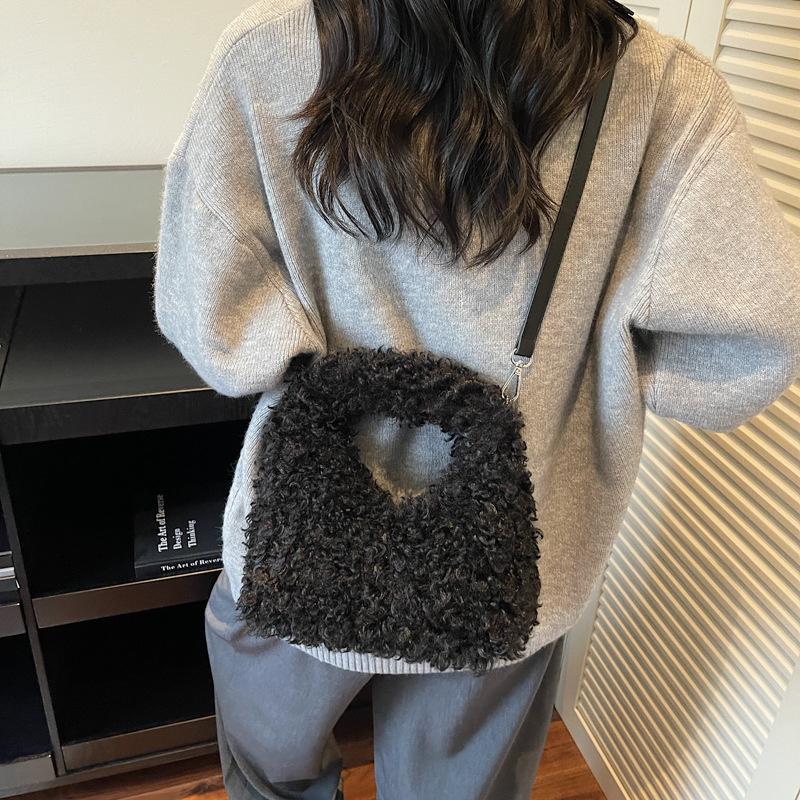 

Niche high-value handbag bag women s autumn fashion casual shoulder Mao Mao messenger bag bag чёрный