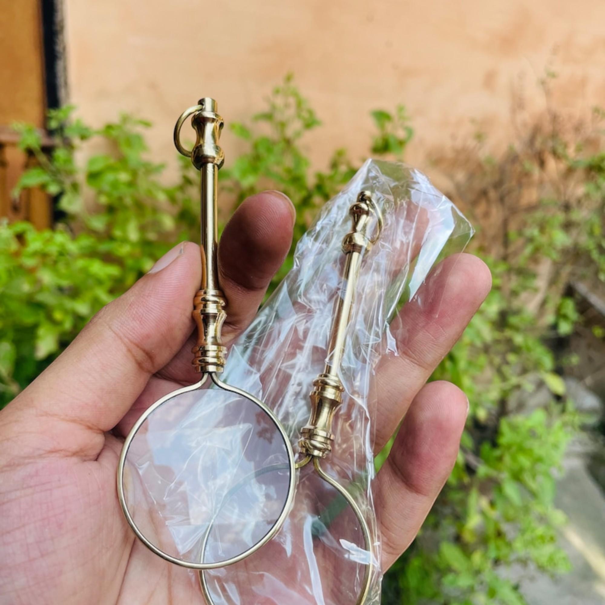 

Вінтажна лупа зі збільшувальним склом із подарунками на брелоку. Парний набір. Лупа ручної роботи.