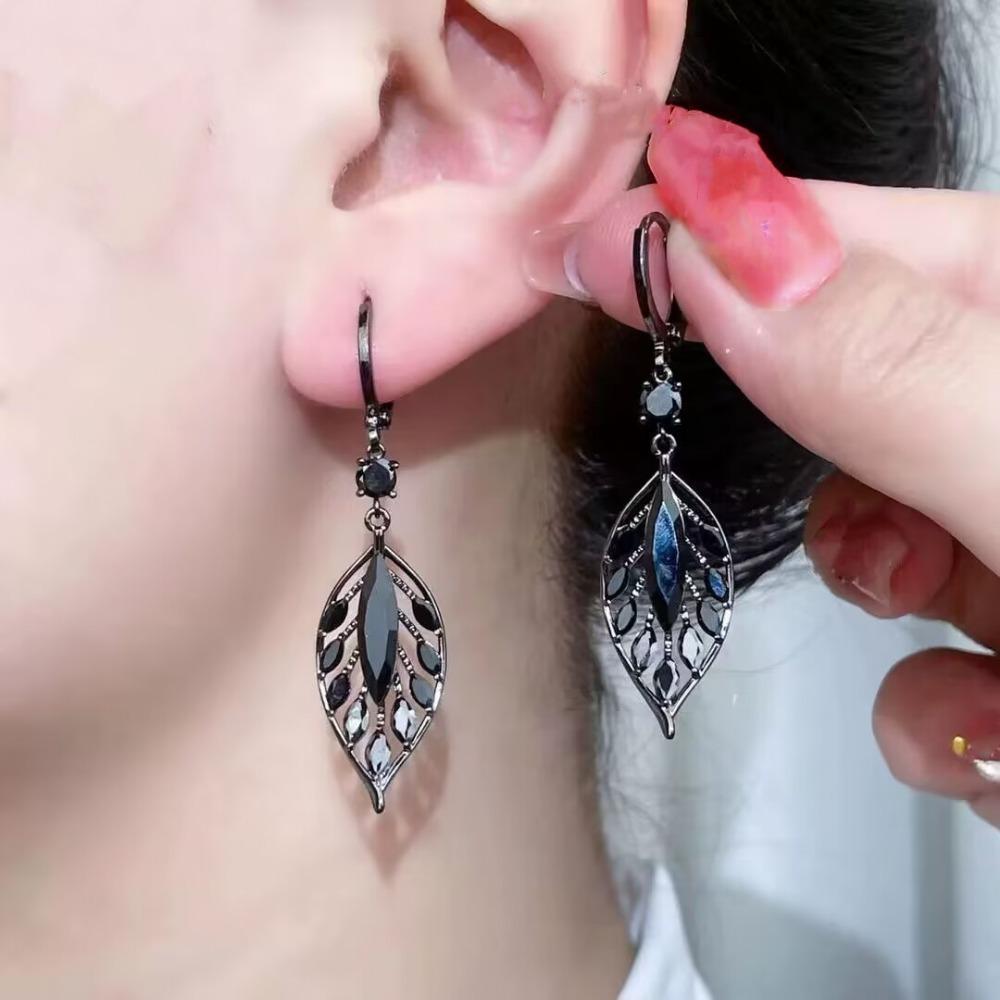 Retro Exquisite Black Hollow Crystal Leaf Drop Dangle Earrings for Women Personality Design Korean Earrings Party Jewelry Gift