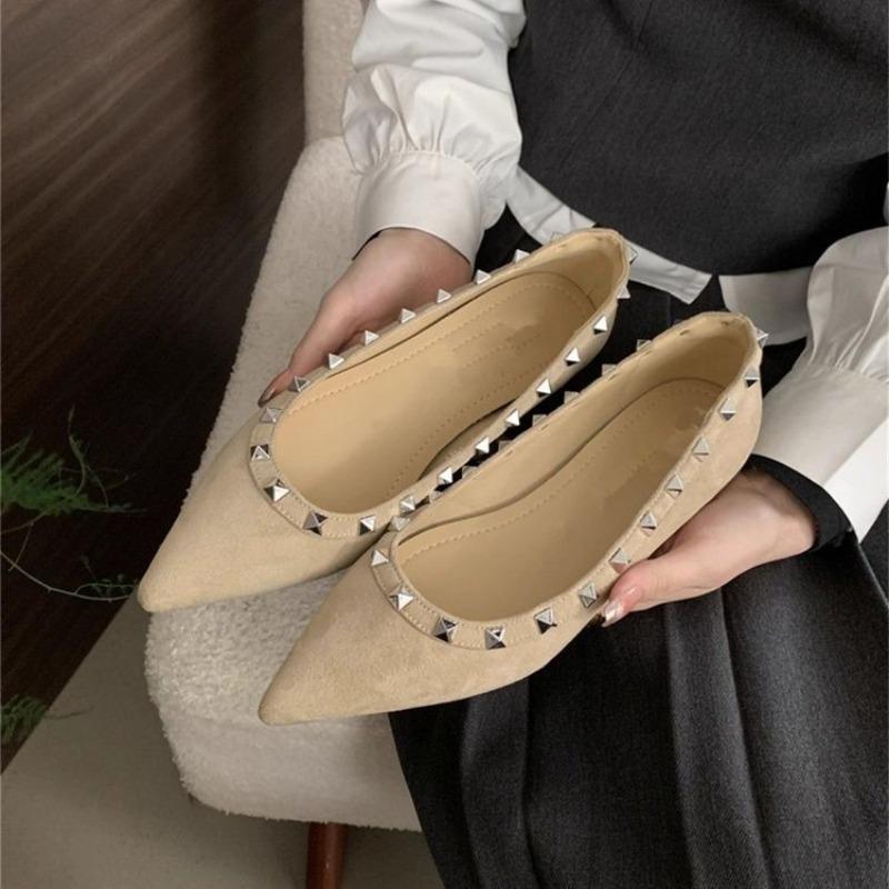 Pointed flat-bottomed rivet single shoes women's autumn new shallow-mouth soft-soled versatile one-pedal Mary Jane shoes