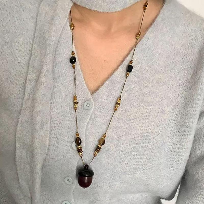 Retro Glass Bead Hazelnut Pendant Necklace: Versatile High-End Clavicle Chain for Women