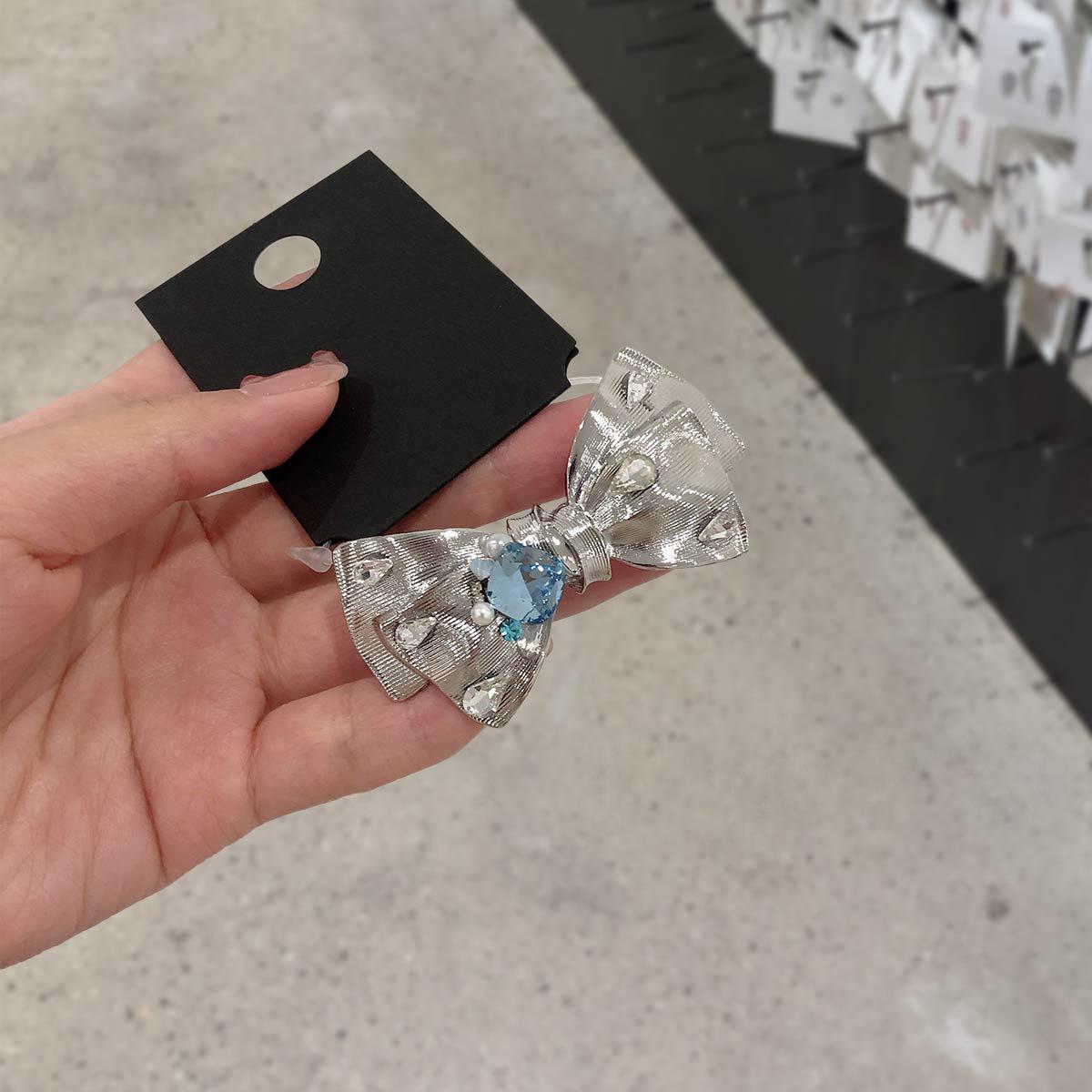 

Жемчужная заколка-бант с бриллиантами, простые нишевые высококлассные аксессуары для волос, модные, милые и универсальные украшения с темпераментом