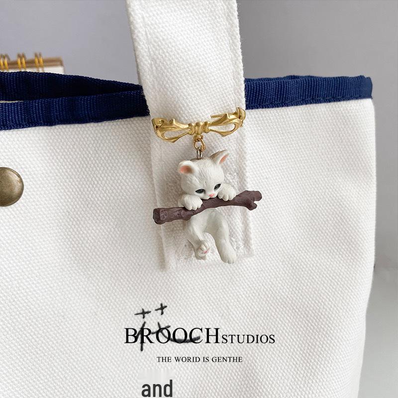 Hugging Branch Kitten Brooch: Cute 3D Cat Pin for Clothes, Bags, and Pendants