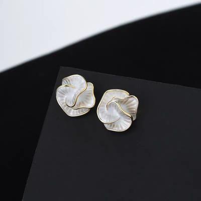 Σκουλαρίκια λουλουδιών Camellia γυναικεία εξειδικευμένα ελαφριά πολυτελή ιδιοσυγκρασία προηγμένα καρφιά σκουλαρίκια 2024 νέα γλυκά μοντέρνα αντιαλλεργικά σκουλαρίκια