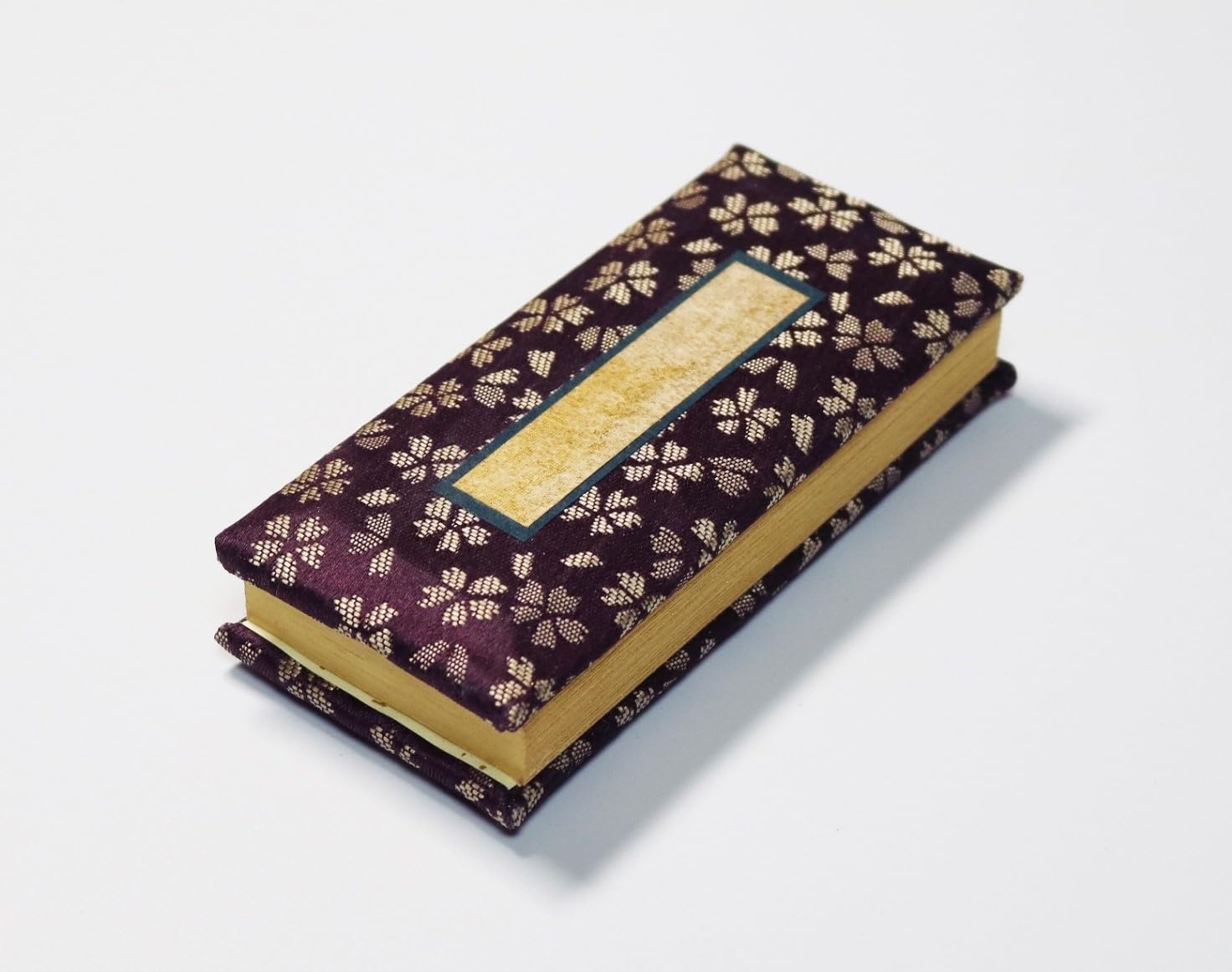 

A memorial book with a beautiful cherry blossom pattern on Torinoko washi paper. It features a convenient date stamp and comes in various sizes and