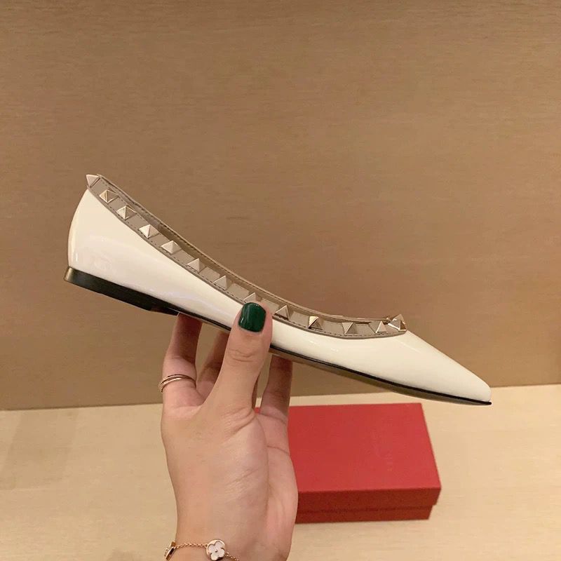 Spring new V home rivet flat shoes women's versatile soft sole temperament Liuding shallow mouth single shoes ladyshoes