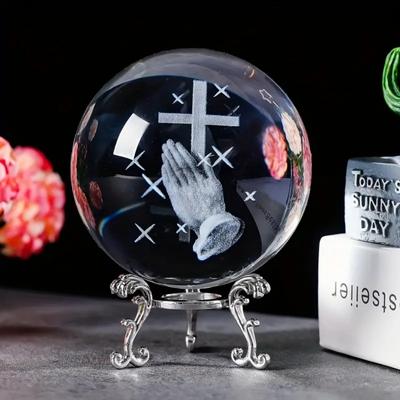 3D Kristallkula Skulptur Handgjord Bön med Kors Religiös Gåva Glas Sfärisk Heminredning Liten Staty Silverbas Christia