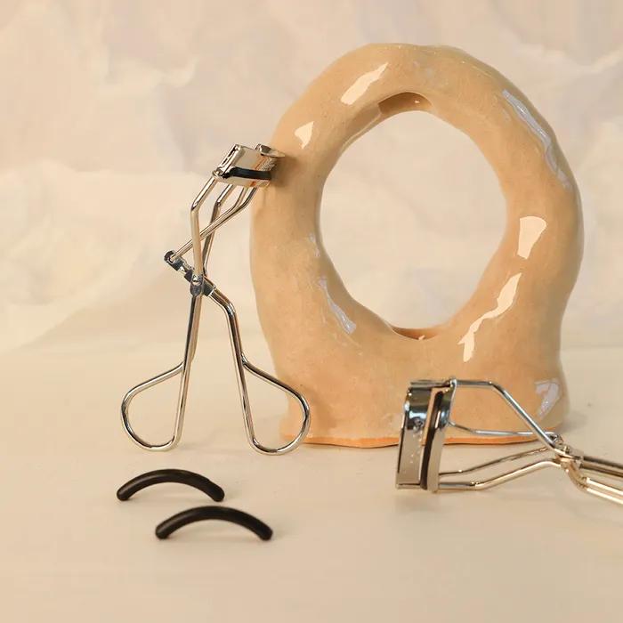 

Eyelash Curler Silver + Silicone Refill Pad 2EA