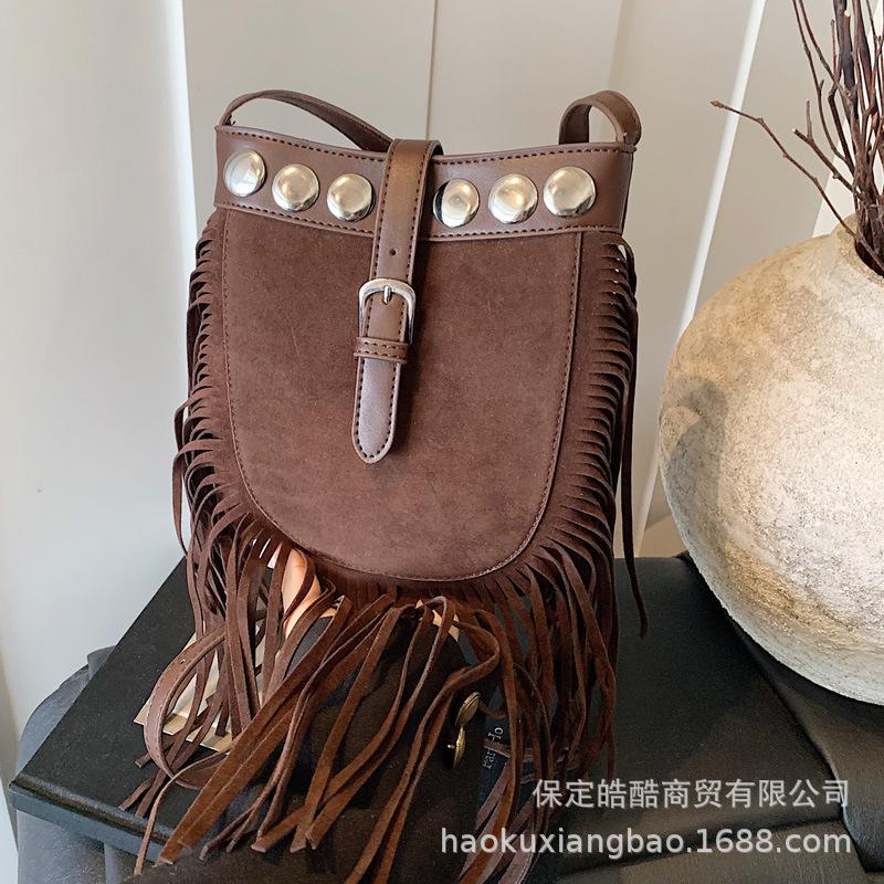 Casual retro matte bag women's 2025 autumn and winter new versatile messenger bag super fire niche fringed bucket bag