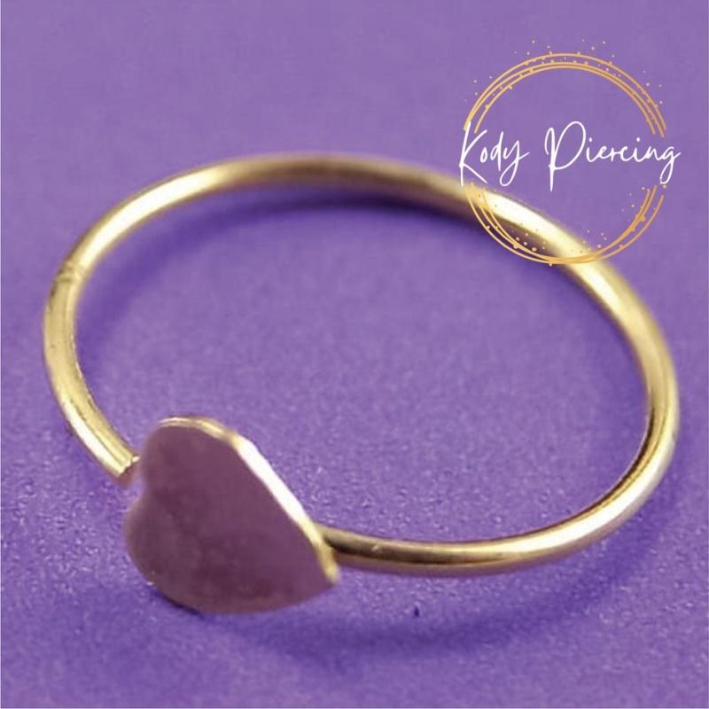 KODY PIERCING Otwarty pierścionek z 9-karatowego złota z płaskim sercem o średnicy 3 mm