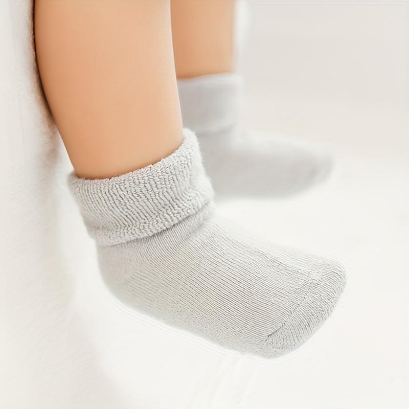 6 Pairs of Basic Color Socks, with Dot Glue for Anti-Slip, Suitable for Toddlers, Warm and Thick, Ideal for Both Boys and Girls.