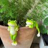 2 Pack Cute Climbing Frog Figurines Flower Pot Hugger Resin Hanging Frog Sculpture Outdoor Statue Plant Pot Decorations