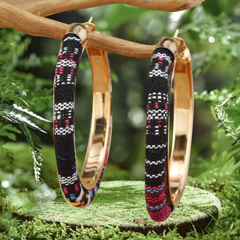 Богемные разноцветные тканевые серьги С-образной формы нишевый дизайн модный тренд женские серьги