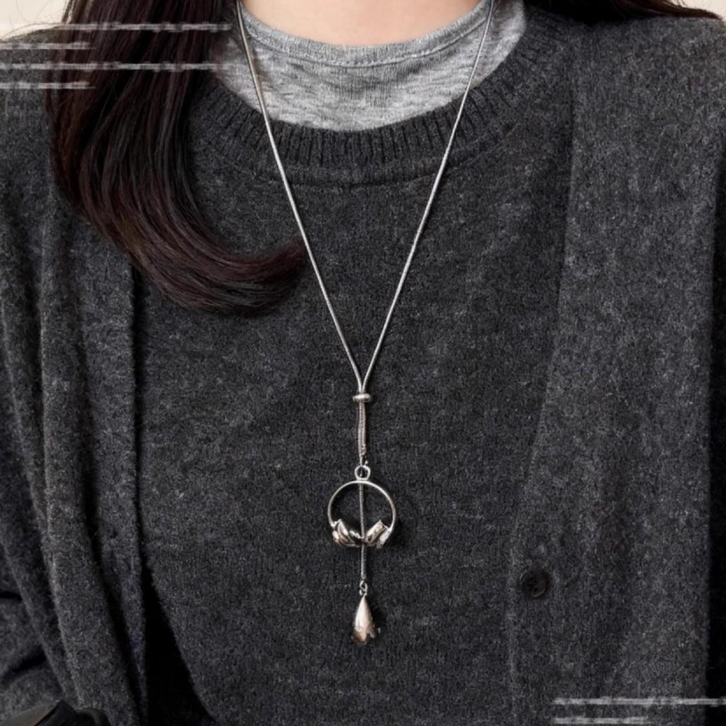 Silver Earphone Pendant Necklace: Versatile, Fashionable Sweater Chain for Autumn/Winter - High-End Niche Design