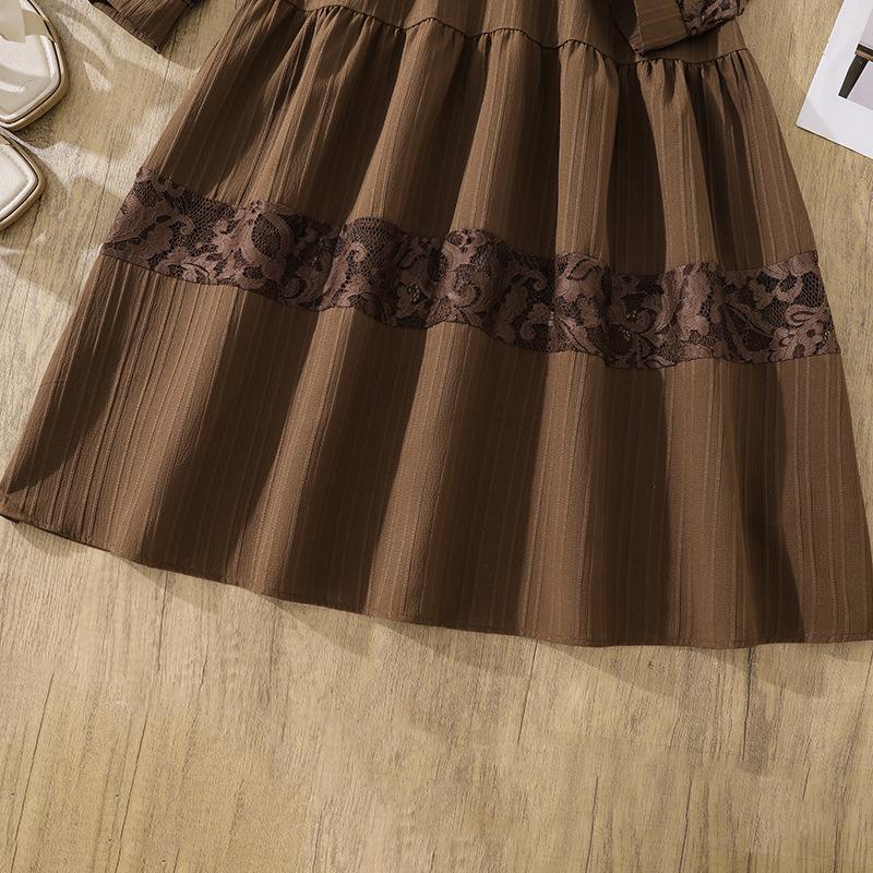 שמלות אופנה לבנות לסתיו: שמלת תחרה פתוחה אלגנטית לילדות עם שרוולים ארוכים