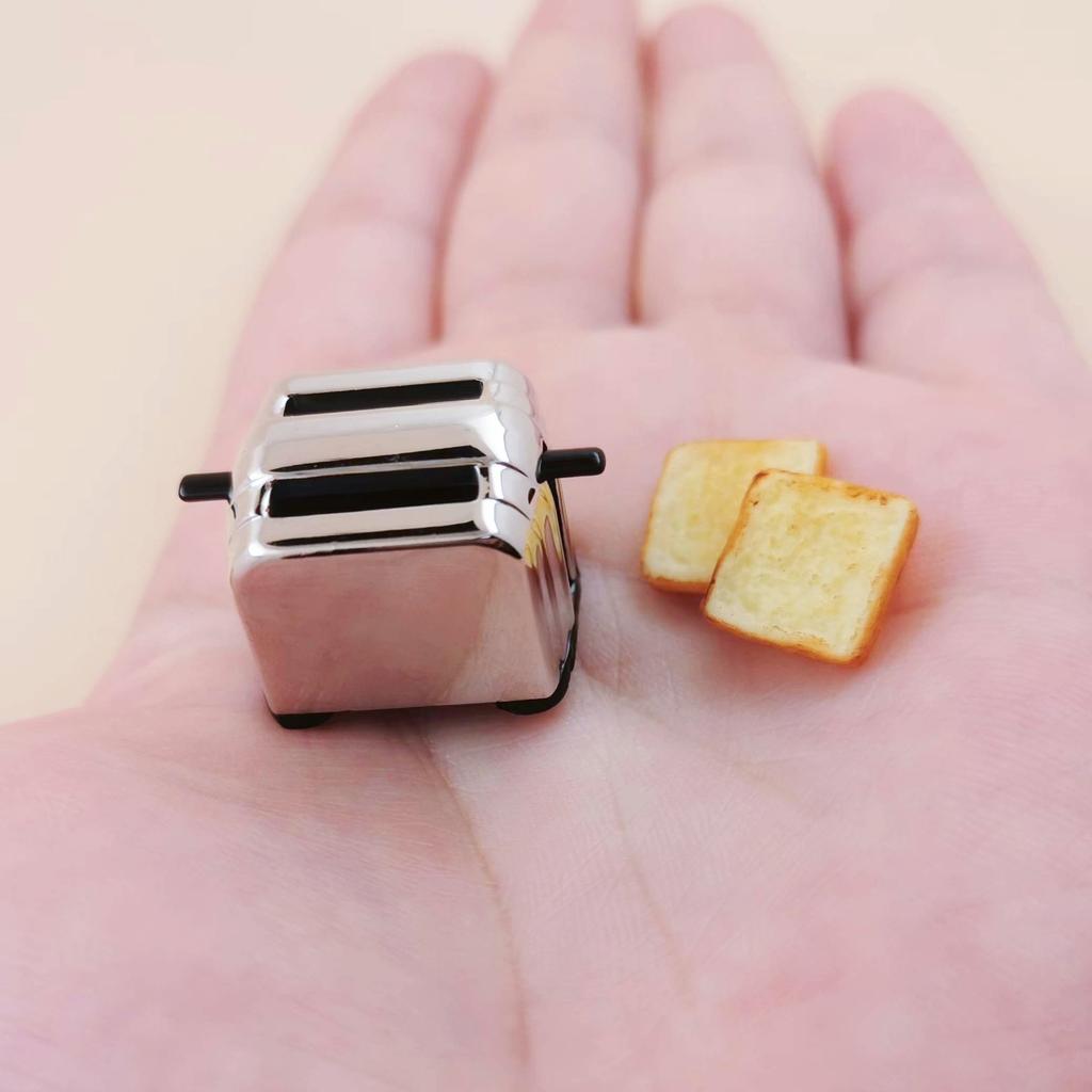 1: 12 Scale Kitchen Scene Model Mini Metal Toaster Creative Mini Breakfast Toaster Doll House Accessories Simulation Toaster