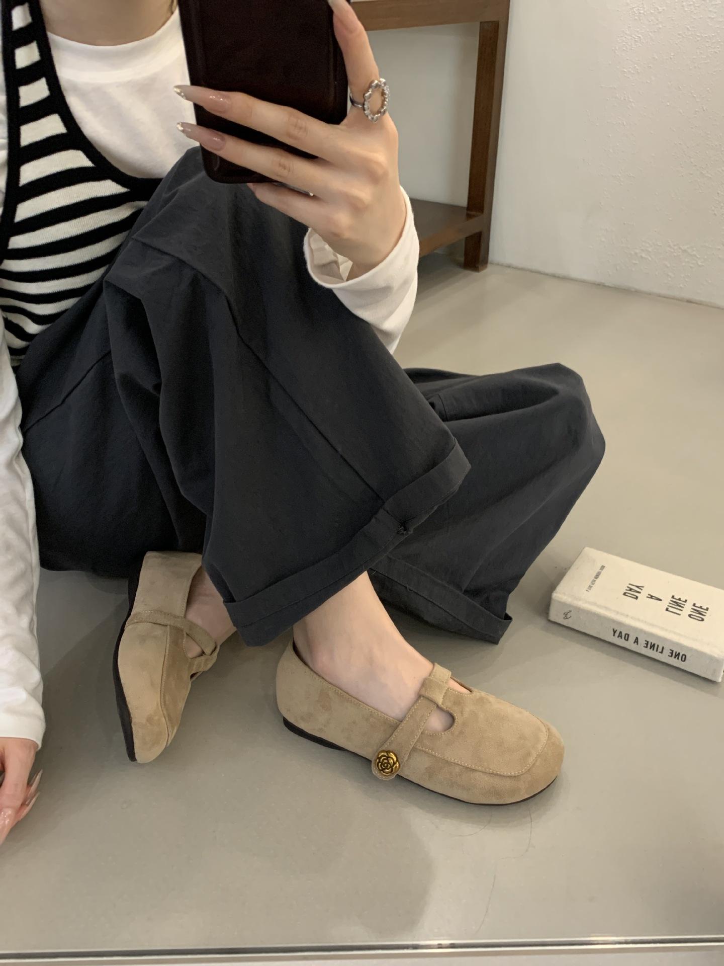 

Версия из овчины~ ретро замшевые туфли-лодочки с Т-образной пряжкой и маленькие кожаные туфли для женщин 2025 новая обувь-бини на мягкой подошве с квадратным носком и неглубоким вырезом 39 хаки