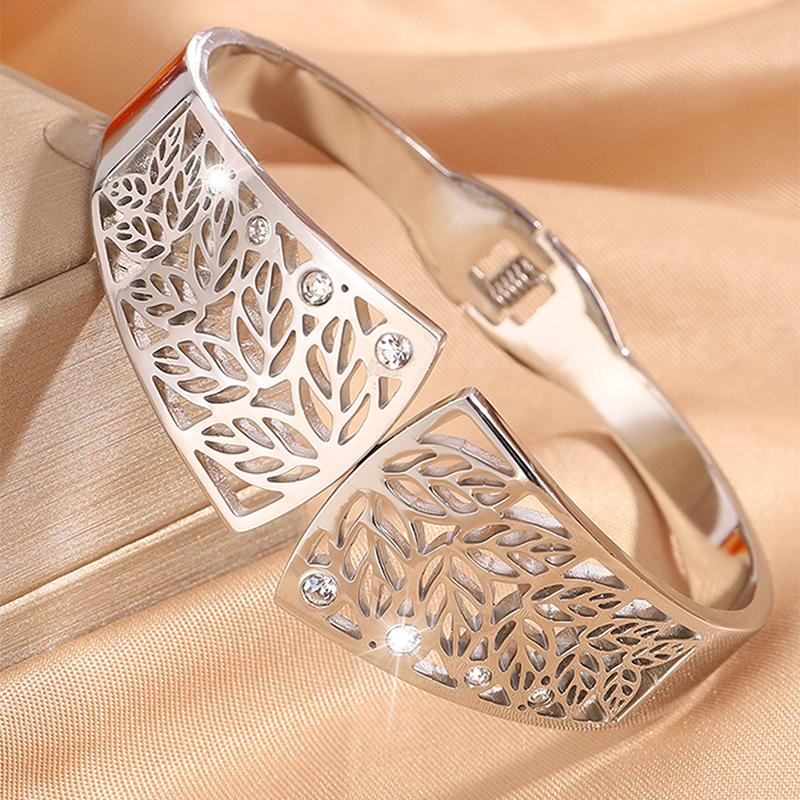 Fashionable Hollow Pattern Women's Exquisite High Opening Couple Style Jewelry Bracelet