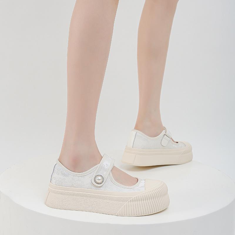 Strictly selected new Chinese board shoes women's national style embroidery summer explosion shallow mouth flat bottom Mary Jane single shoes versat