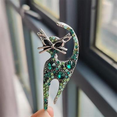 Vintage Cute Kitten Cat Brooches for Women Elegant Cat Pet Animal Brooch Lapel Pins Men Suit Clothes Accessories Birthday Gift