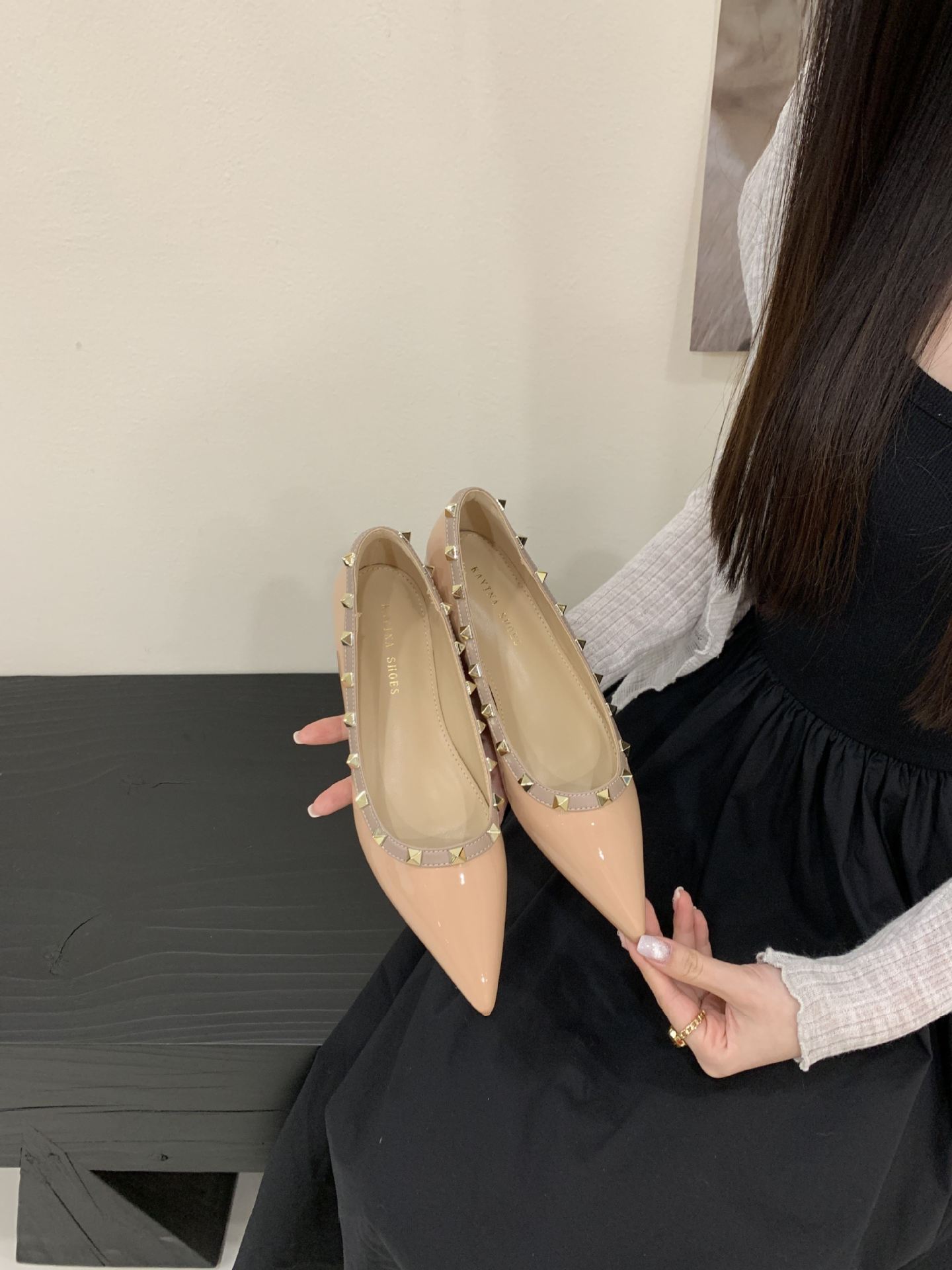 

Inner height increase small heel single shoes women s 2025 spring new French pointed head shallow mouth Mary Jane with skirt rivets evening shoes 40 абрикосовый