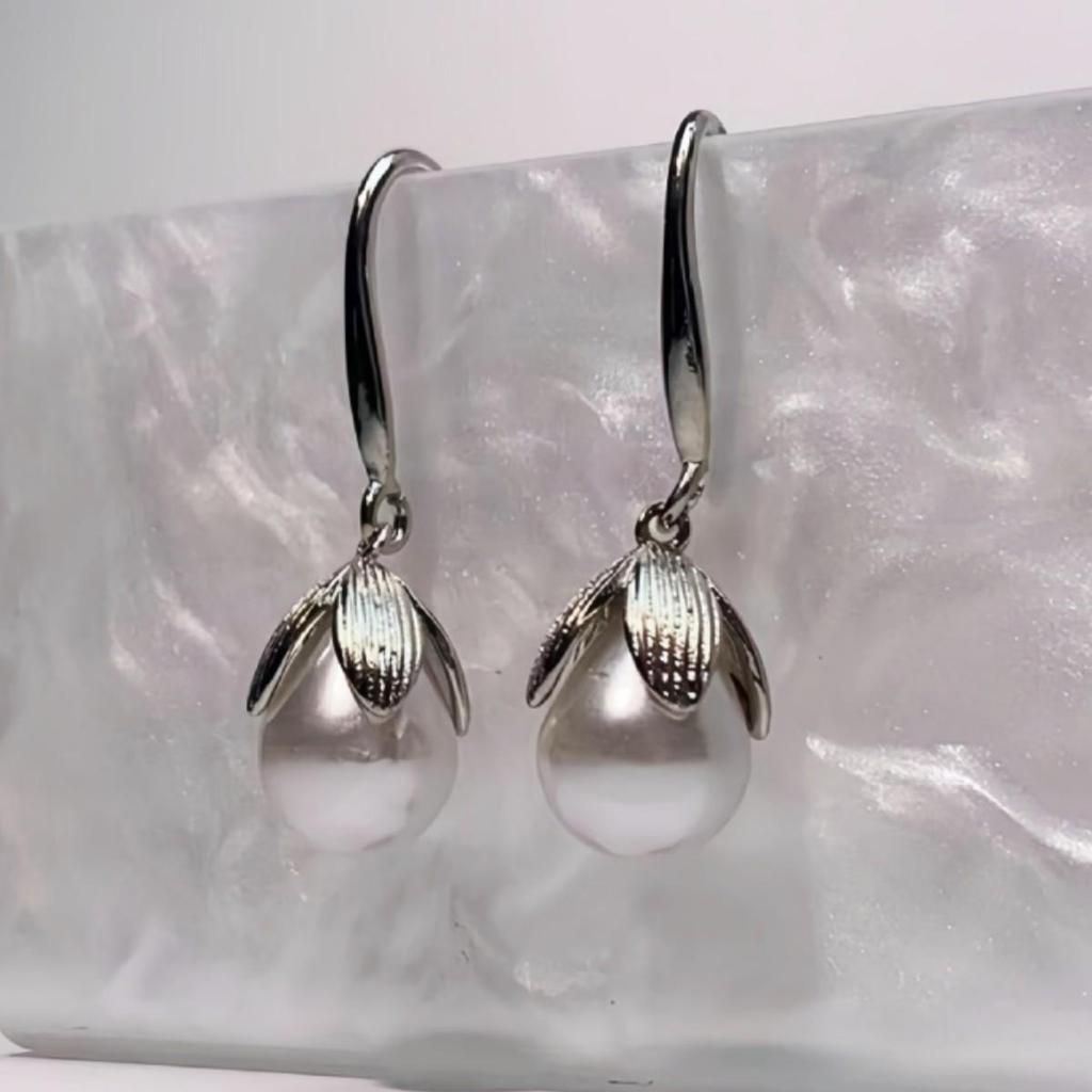 Retro Flower Pearl Ear Hooks: Elegant and Simple Luxury Earrings for Women
