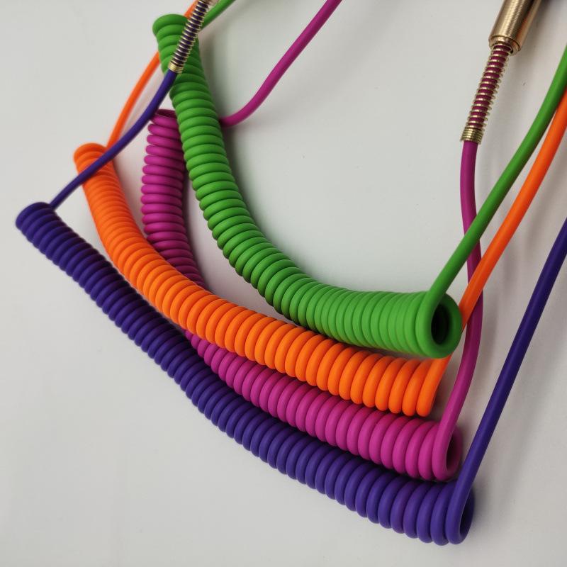 1,5m Einziehbares 3,5mm Klinke auf Klinke AUX Feder Audio-Kabel mit Winkel zu Geradem Stecker Design für Autoanschluss
