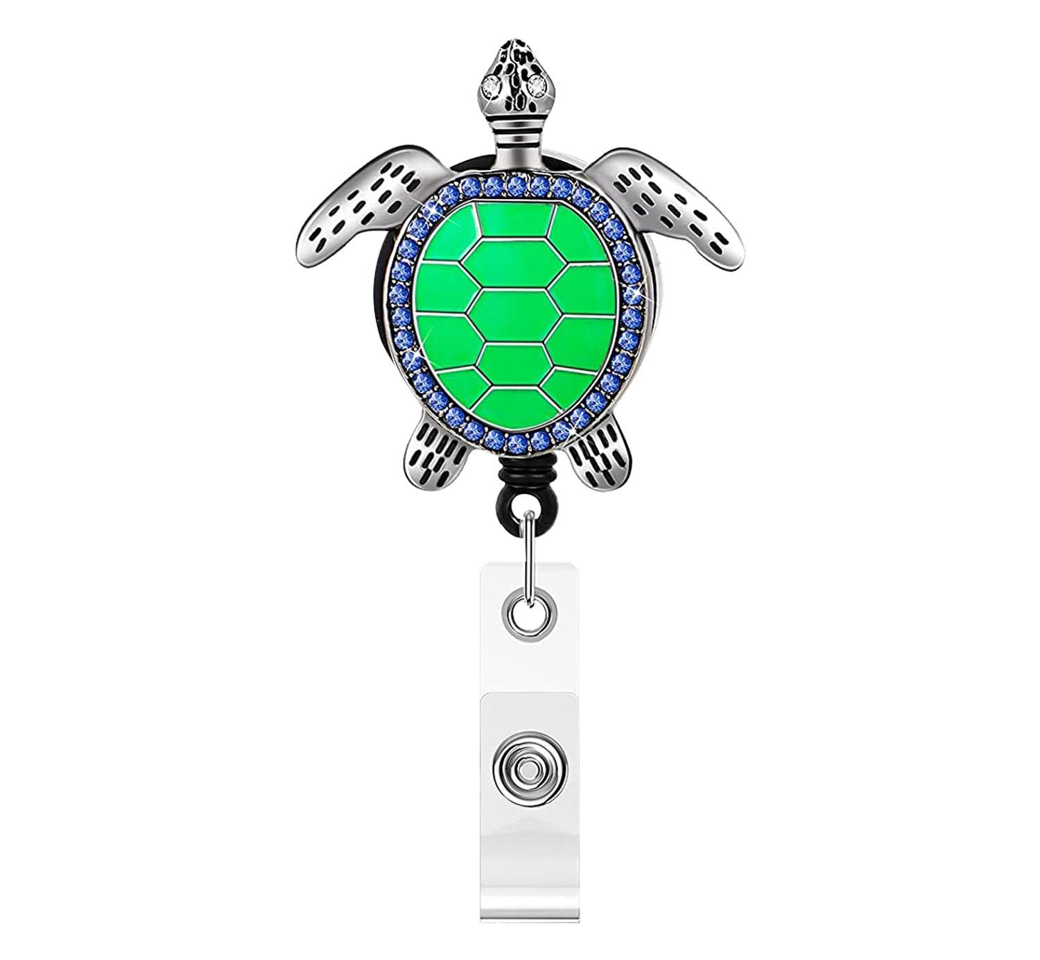 

Карточка с изображением морской черепахи и бабочки. Выдвижная катушка для бейджа с алмазным декором. Зажим для рабочей карты для персонала и медсестры. Ремешок для пропуска. Зажим для автобусной карты.