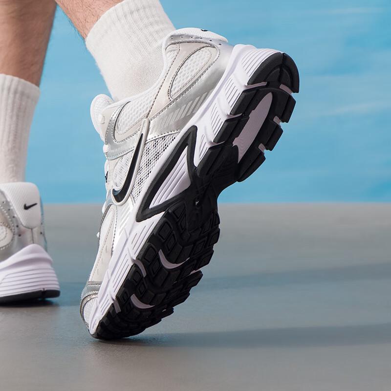 Nike Men's V5 RNR Sport Casual Shoes