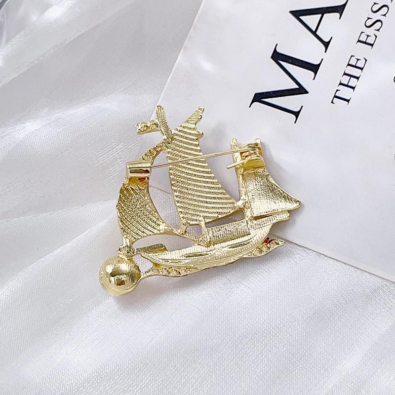Exquisite Unisex Sailboat Brooch: Smooth Alloy Jewelry Pin
