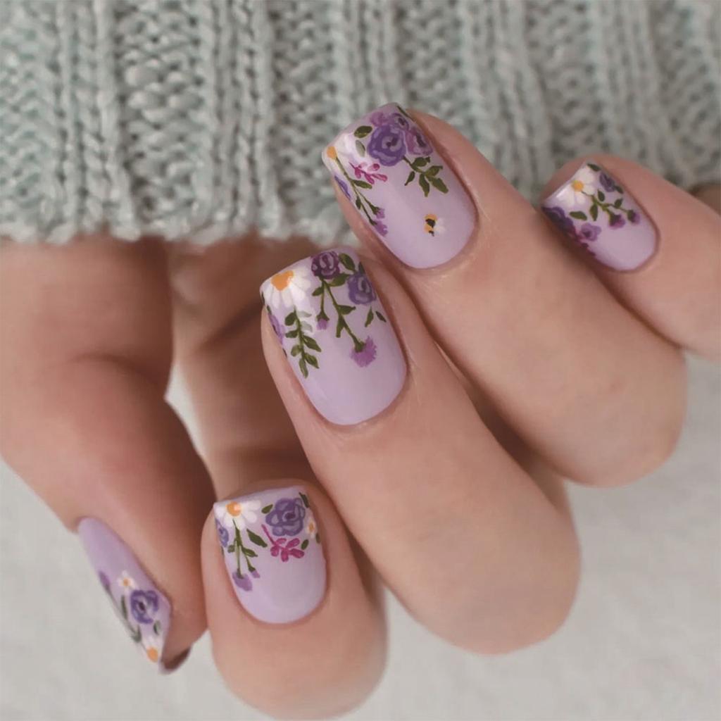 24 Stück Lila Künstliche Nägel Kurz Quadratisch Vollabdeckung Falsche Nägel Glänzend Aufklebbare Nägel Blumen Aufpressnägel