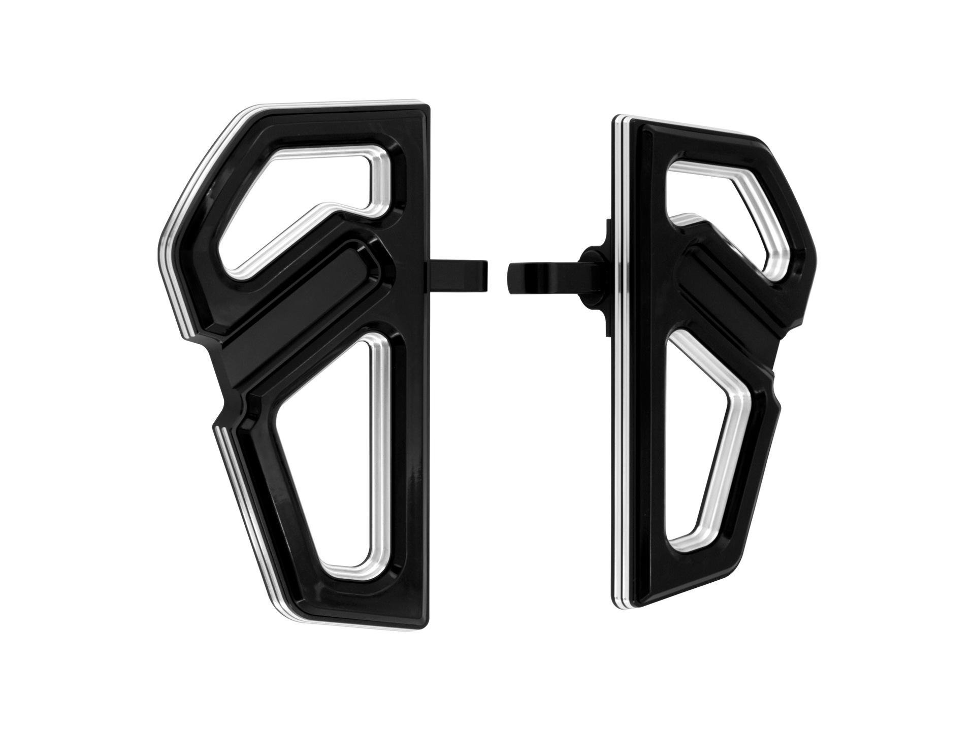 

Harley Davidson Road Glide Trike с модифицированными подножками Big Foot и передними/задними подножками для водителя и пассажира.