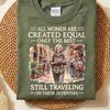 Stadig på rejse i deres halvfjerdsere T-shirt, Sjov Rejse T-shirt til Kvinder, 70-års Fødselsdag Rejsende Kvinde Gave, Alle Kvinder Skabt Lige T-shirt