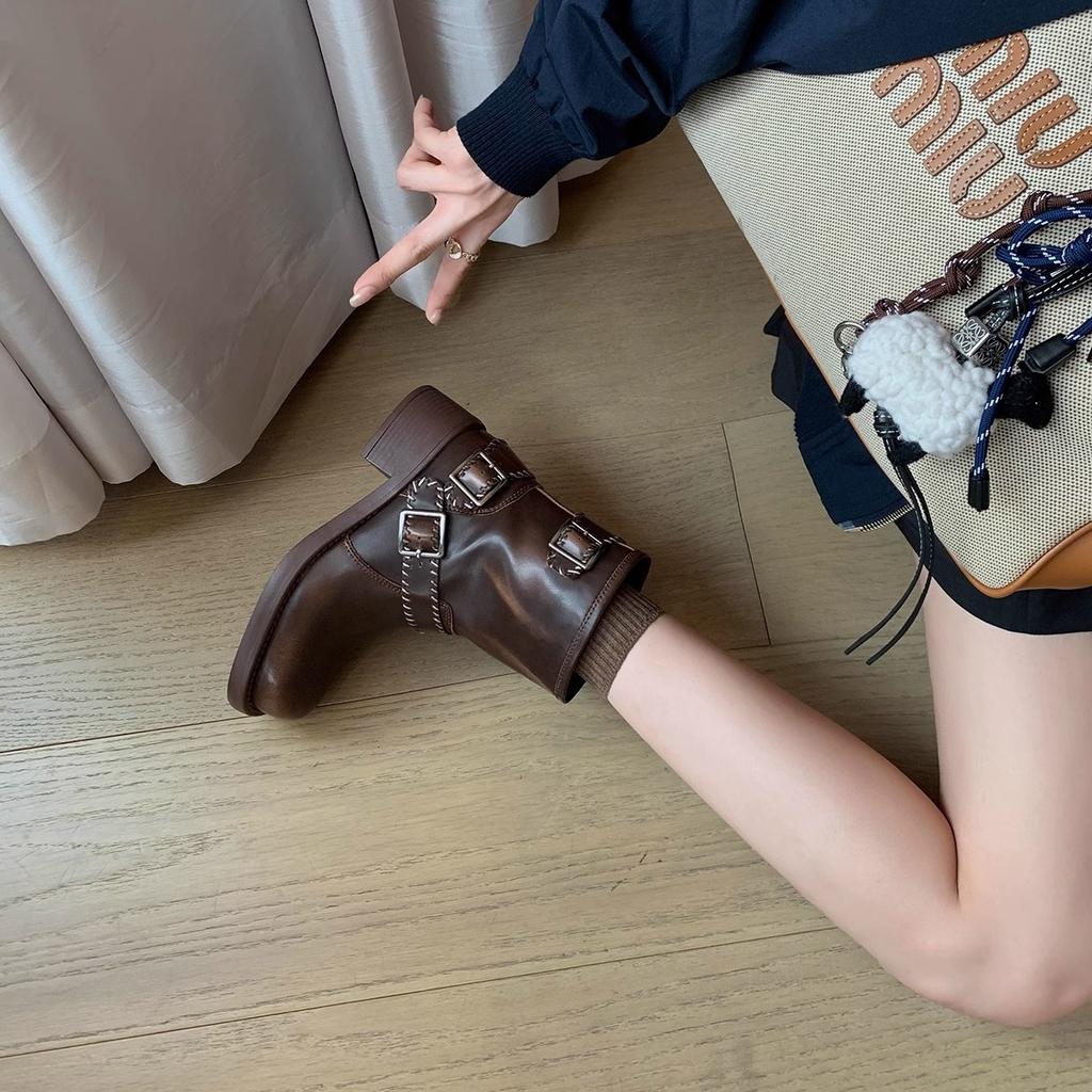 Cowhide version of grape mother, the same retro polished belt buckle, old thick heel locomotive British style short boots, new women