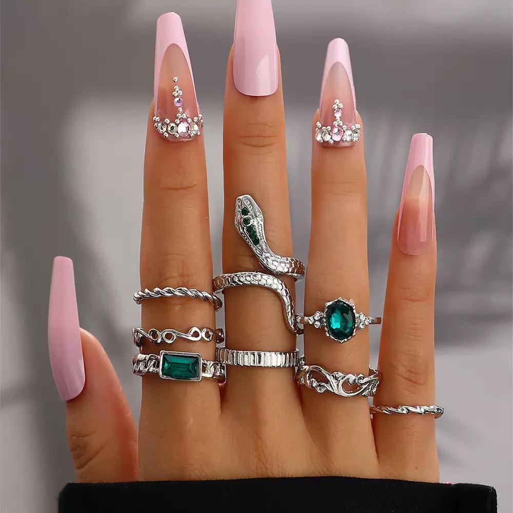 Retro Emerald Twist Snake Ring with Rhinestone Inlays - Versatile and Stylish