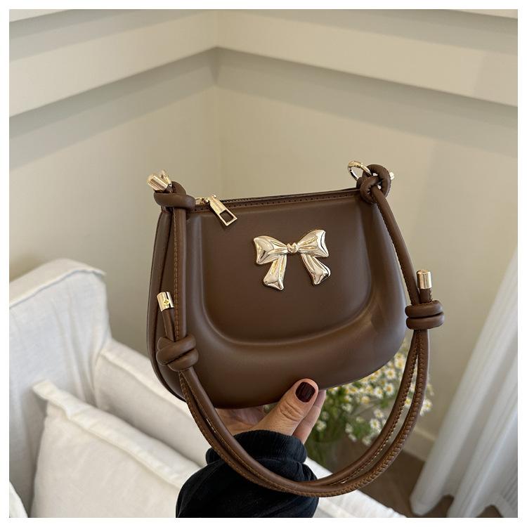 

ins niche texture bag women s bag 2024 summer new versatile saddle bag foreign beautiful shoulder messenger bag темно-коричневого кольору