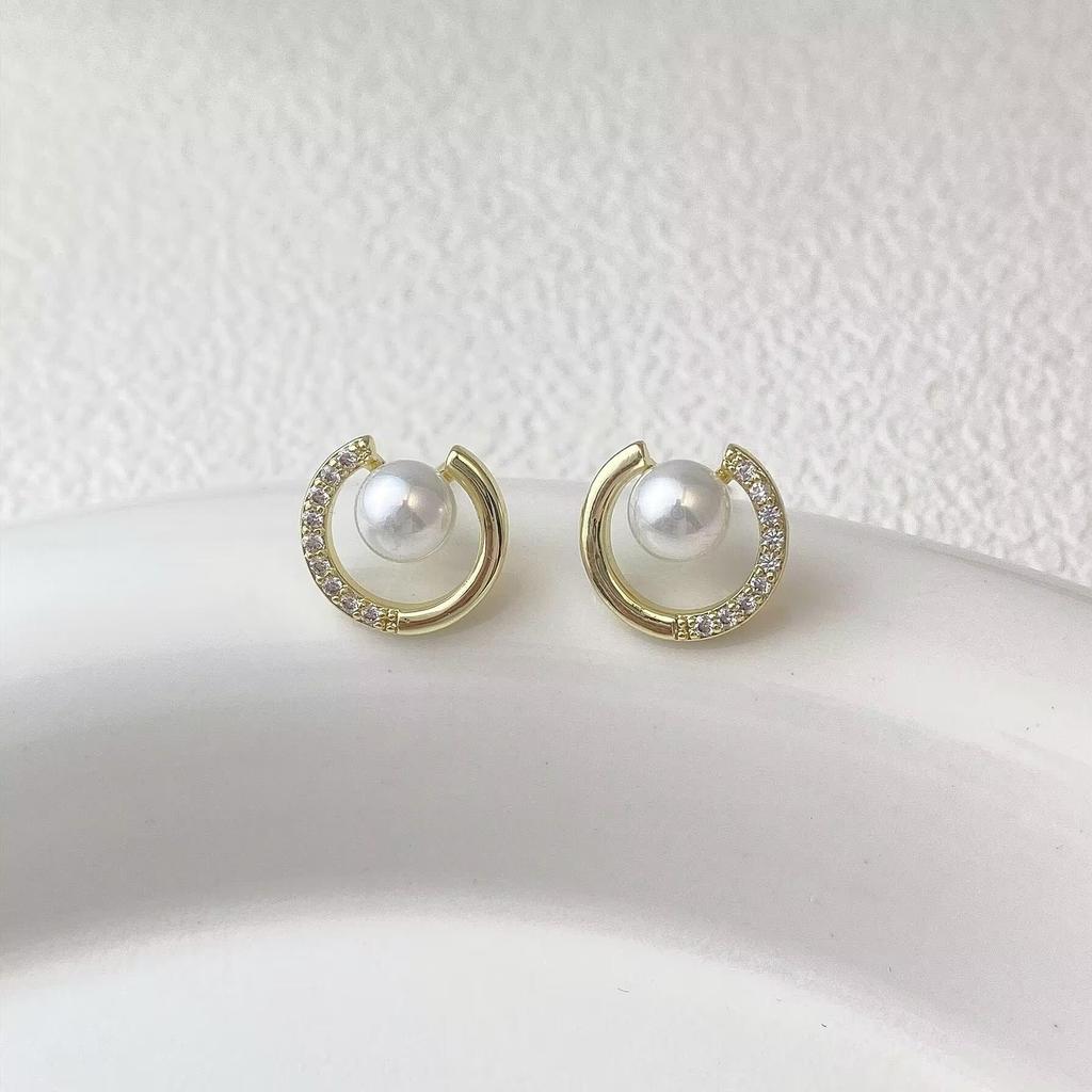 Elegant Gold-Plated Pearl Stud Earrings: Retro Fashion & Versatile Design for Women